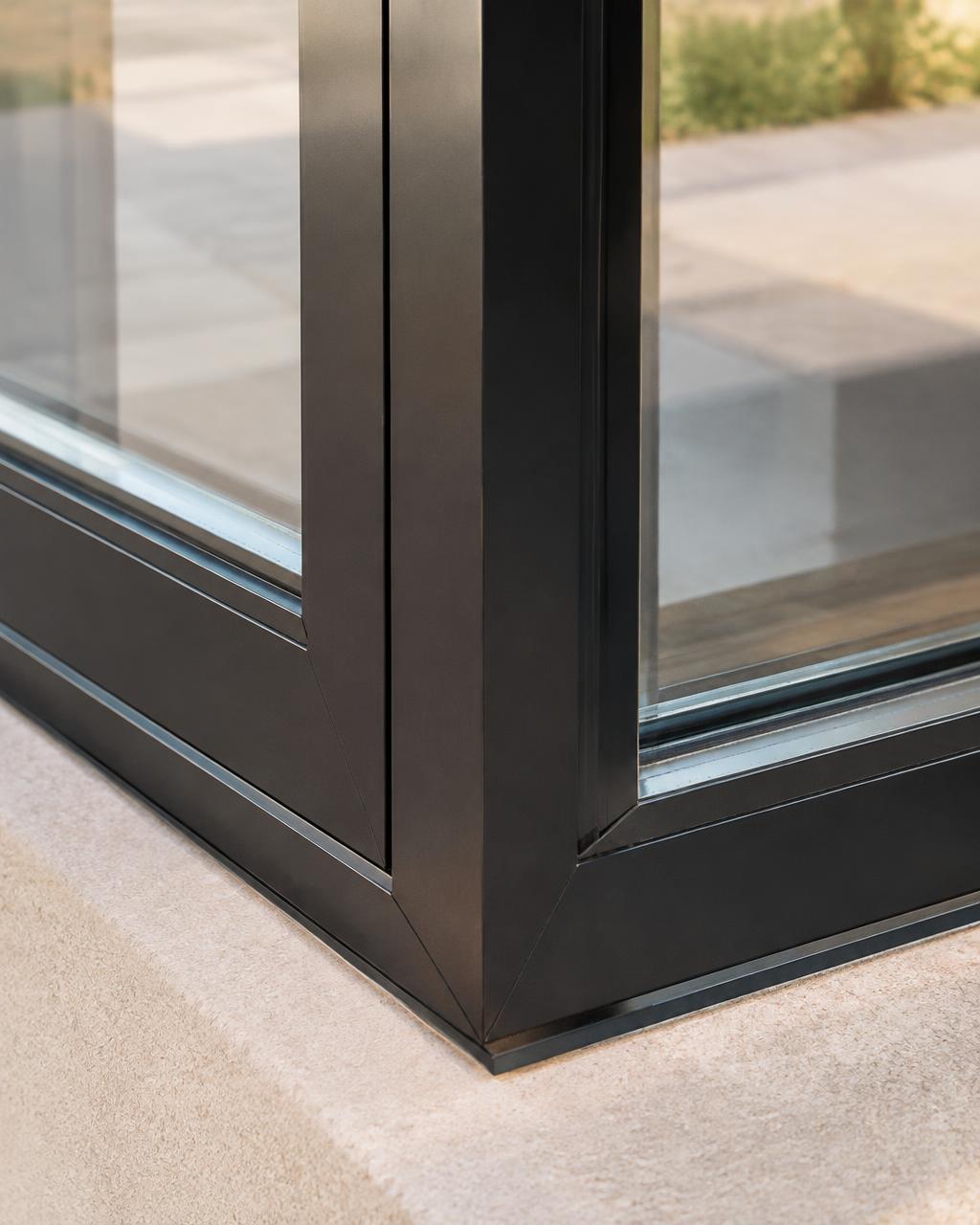 Imagen referencial: detalle de perfil de aluminio negro con vidrio